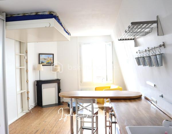 Une vue dégagée et époustouflante, un intérieur optimisé et une belle opportunité aux portes de Paris !
Situé à Bois-Colombes, au 5eme étage, ce studio d'environ 21 m² séduit par sa vue dégagée et panoramique ainsi que son agencement fonctionnel.
La pièce de vie offre un cadre agréable et lumineux dans lequel on se projette facilement. Ici, tout est pensé pour vous simplifier la vie : la cuisine, fonctionnelle et bien agencée, est équipée d’un réfrigérateur, de plaques de cuisson et d’un four, qui resteront dans le logement.
La salle de bains dispose également d’un lave-linge, inclus avec le bien. Côté rangement, un grand placard permet de garder un espace de vie organisé et agréable. Des équipements pratiques qui permettent de s’installer rapidement et de profiter pleinement des lieux.
Les peintures intérieures ont été récemment refaites, un véritable plus pour un premier achat comme pour une mise en location.
Autre atout appréciable : la copropriété dispose d'une cour commune avec jardin et terrasse, dont les copropriétaires peuvent profiter aux beaux jours. 

Les atouts de ce bien :
- Vue panoramique exceptionnelle à couper le souffle et entièrement dégagée.
- Un agencement fonctionnel et optimisé
- Cuisine équipée et fonctionnelle comprenant réfrigérateur, plaques de cuisson et four.
- Un grand placard de rangement.
- Peintures récemment refaites
- Faibles charges de copropriété
- Jardin et terrasse communs 
- Une adresse à Bois-Colombes, dans les Hauts-de-Seine (92), aux portes de Paris
- Proximité des commerces, commodités et transports, facilitant le quotidien.

Un studio fonctionnel,  agréable à vivre et bénéficiant d'une vue époustouflante.
Un bien rare et idéal pour celles et ceux qui recherchent leur premier chez-soi ou souhaitent réaliser un investissement aux portes de Paris.
Véritable coup de cœur à découvrir lors de votre visite !
Contactez-moi pour plus d'informations ou pour organiser une visite.
A bientôt !