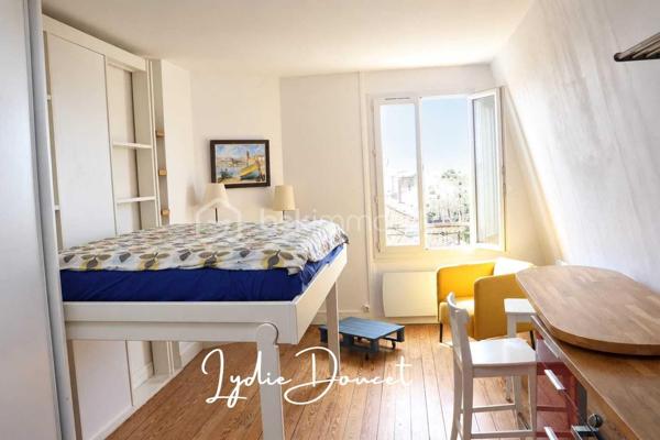 Une vue dégagée et époustouflante, un intérieur optimisé et une belle opportunité aux portes de Paris !
Situé à Bois-Colombes, au 5eme étage, ce studio d'environ 21 m² séduit par sa vue dégagée et panoramique ainsi que son agencement fonctionnel.
La pièce de vie offre un cadre agréable et lumineux dans lequel on se projette facilement. Ici, tout est pensé pour vous simplifier la vie : la cuisine, fonctionnelle et bien agencée, est équipée d’un réfrigérateur, de plaques de cuisson et d’un four, qui resteront dans le logement.
La salle de bains dispose également d’un lave-linge, inclus avec le bien. Côté rangement, un grand placard permet de garder un espace de vie organisé et agréable. Des équipements pratiques qui permettent de s’installer rapidement et de profiter pleinement des lieux.
Les peintures intérieures ont été récemment refaites, un véritable plus pour un premier achat comme pour une mise en location.
Autre atout appréciable : la copropriété dispose d'une cour commune avec jardin et terrasse, dont les copropriétaires peuvent profiter aux beaux jours. 

Les atouts de ce bien :
- Vue panoramique exceptionnelle à couper le souffle et entièrement dégagée.
- Un agencement fonctionnel et optimisé
- Cuisine équipée et fonctionnelle comprenant réfrigérateur, plaques de cuisson et four.
- Un grand placard de rangement.
- Peintures récemment refaites
- Faibles charges de copropriété
- Jardin et terrasse communs 
- Une adresse à Bois-Colombes, dans les Hauts-de-Seine (92), aux portes de Paris
- Proximité des commerces, commodités et transports, facilitant le quotidien.

Un studio fonctionnel,  agréable à vivre et bénéficiant d'une vue époustouflante.
Un bien rare et idéal pour celles et ceux qui recherchent leur premier chez-soi ou souhaitent réaliser un investissement aux portes de Paris.
Véritable coup de cœur à découvrir lors de votre visite !
Contactez-moi pour plus d'informations ou pour organiser une visite.
A bientôt !