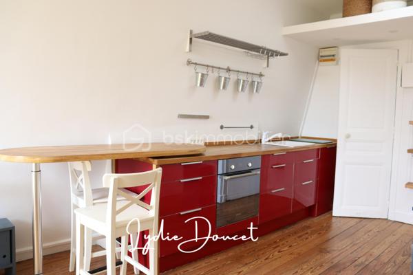 Une vue dégagée et époustouflante, un intérieur optimisé et une belle opportunité aux portes de Paris !
Situé à Bois-Colombes, au 5eme étage, ce studio d'environ 21 m² séduit par sa vue dégagée et panoramique ainsi que son agencement fonctionnel.
La pièce de vie offre un cadre agréable et lumineux dans lequel on se projette facilement. Ici, tout est pensé pour vous simplifier la vie : la cuisine, fonctionnelle et bien agencée, est équipée d’un réfrigérateur, de plaques de cuisson et d’un four, qui resteront dans le logement.
La salle de bains dispose également d’un lave-linge, inclus avec le bien. Côté rangement, un grand placard permet de garder un espace de vie organisé et agréable. Des équipements pratiques qui permettent de s’installer rapidement et de profiter pleinement des lieux.
Les peintures intérieures ont été récemment refaites, un véritable plus pour un premier achat comme pour une mise en location.
Autre atout appréciable : la copropriété dispose d'une cour commune avec jardin et terrasse, dont les copropriétaires peuvent profiter aux beaux jours. 

Les atouts de ce bien :
- Vue panoramique exceptionnelle à couper le souffle et entièrement dégagée.
- Un agencement fonctionnel et optimisé
- Cuisine équipée et fonctionnelle comprenant réfrigérateur, plaques de cuisson et four.
- Un grand placard de rangement.
- Peintures récemment refaites
- Faibles charges de copropriété
- Jardin et terrasse communs 
- Une adresse à Bois-Colombes, dans les Hauts-de-Seine (92), aux portes de Paris
- Proximité des commerces, commodités et transports, facilitant le quotidien.

Un studio fonctionnel,  agréable à vivre et bénéficiant d'une vue époustouflante.
Un bien rare et idéal pour celles et ceux qui recherchent leur premier chez-soi ou souhaitent réaliser un investissement aux portes de Paris.
Véritable coup de cœur à découvrir lors de votre visite !
Contactez-moi pour plus d'informations ou pour organiser une visite.
A bientôt !