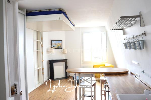 Une vue dégagée et époustouflante, un intérieur optimisé et une belle opportunité aux portes de Paris !
Situé à Bois-Colombes, au 5eme étage, ce studio d'environ 21 m² séduit par sa vue dégagée et panoramique ainsi que son agencement fonctionnel.
La pièce de vie offre un cadre agréable et lumineux dans lequel on se projette facilement. Ici, tout est pensé pour vous simplifier la vie : la cuisine, fonctionnelle et bien agencée, est équipée d’un réfrigérateur, de plaques de cuisson et d’un four, qui resteront dans le logement.
La salle de bains dispose également d’un lave-linge, inclus avec le bien. Côté rangement, un grand placard permet de garder un espace de vie organisé et agréable. Des équipements pratiques qui permettent de s’installer rapidement et de profiter pleinement des lieux.
Les peintures intérieures ont été récemment refaites, un véritable plus pour un premier achat comme pour une mise en location.
Autre atout appréciable : la copropriété dispose d'une cour commune avec jardin et terrasse, dont les copropriétaires peuvent profiter aux beaux jours. 

Les atouts de ce bien :
- Vue panoramique exceptionnelle à couper le souffle et entièrement dégagée.
- Un agencement fonctionnel et optimisé
- Cuisine équipée et fonctionnelle comprenant réfrigérateur, plaques de cuisson et four.
- Un grand placard de rangement.
- Peintures récemment refaites
- Faibles charges de copropriété
- Jardin et terrasse communs 
- Une adresse à Bois-Colombes, dans les Hauts-de-Seine (92), aux portes de Paris
- Proximité des commerces, commodités et transports, facilitant le quotidien.

Un studio fonctionnel,  agréable à vivre et bénéficiant d'une vue époustouflante.
Un bien rare et idéal pour celles et ceux qui recherchent leur premier chez-soi ou souhaitent réaliser un investissement aux portes de Paris.
Véritable coup de cœur à découvrir lors de votre visite !
Contactez-moi pour plus d'informations ou pour organiser une visite.
A bientôt !
