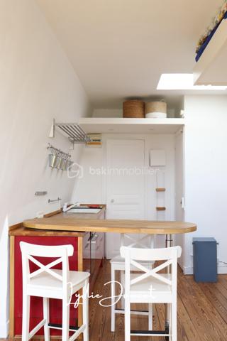 Une vue dégagée et époustouflante, un intérieur optimisé et une belle opportunité aux portes de Paris !
Situé à Bois-Colombes, au 5eme étage, ce studio d'environ 21 m² séduit par sa vue dégagée et panoramique ainsi que son agencement fonctionnel.
La pièce de vie offre un cadre agréable et lumineux dans lequel on se projette facilement. Ici, tout est pensé pour vous simplifier la vie : la cuisine, fonctionnelle et bien agencée, est équipée d’un réfrigérateur, de plaques de cuisson et d’un four, qui resteront dans le logement.
La salle de bains dispose également d’un lave-linge, inclus avec le bien. Côté rangement, un grand placard permet de garder un espace de vie organisé et agréable. Des équipements pratiques qui permettent de s’installer rapidement et de profiter pleinement des lieux.
Les peintures intérieures ont été récemment refaites, un véritable plus pour un premier achat comme pour une mise en location.
Autre atout appréciable : la copropriété dispose d'une cour commune avec jardin et terrasse, dont les copropriétaires peuvent profiter aux beaux jours. 

Les atouts de ce bien :
- Vue panoramique exceptionnelle à couper le souffle et entièrement dégagée.
- Un agencement fonctionnel et optimisé
- Cuisine équipée et fonctionnelle comprenant réfrigérateur, plaques de cuisson et four.
- Un grand placard de rangement.
- Peintures récemment refaites
- Faibles charges de copropriété
- Jardin et terrasse communs 
- Une adresse à Bois-Colombes, dans les Hauts-de-Seine (92), aux portes de Paris
- Proximité des commerces, commodités et transports, facilitant le quotidien.

Un studio fonctionnel,  agréable à vivre et bénéficiant d'une vue époustouflante.
Un bien rare et idéal pour celles et ceux qui recherchent leur premier chez-soi ou souhaitent réaliser un investissement aux portes de Paris.
Véritable coup de cœur à découvrir lors de votre visite !
Contactez-moi pour plus d'informations ou pour organiser une visite.
A bientôt !
