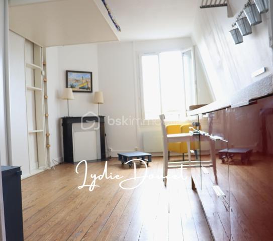 Une vue dégagée et époustouflante, un intérieur optimisé et une belle opportunité aux portes de Paris !
Situé à Bois-Colombes, au 5eme étage, ce studio d'environ 21 m² séduit par sa vue dégagée et panoramique ainsi que son agencement fonctionnel.
La pièce de vie offre un cadre agréable et lumineux dans lequel on se projette facilement. Ici, tout est pensé pour vous simplifier la vie : la cuisine, fonctionnelle et bien agencée, est équipée d’un réfrigérateur, de plaques de cuisson et d’un four, qui resteront dans le logement.
La salle de bains dispose également d’un lave-linge, inclus avec le bien. Côté rangement, un grand placard permet de garder un espace de vie organisé et agréable. Des équipements pratiques qui permettent de s’installer rapidement et de profiter pleinement des lieux.
Les peintures intérieures ont été récemment refaites, un véritable plus pour un premier achat comme pour une mise en location.
Autre atout appréciable : la copropriété dispose d'une cour commune avec jardin et terrasse, dont les copropriétaires peuvent profiter aux beaux jours. 

Les atouts de ce bien :
- Vue panoramique exceptionnelle à couper le souffle et entièrement dégagée.
- Un agencement fonctionnel et optimisé
- Cuisine équipée et fonctionnelle comprenant réfrigérateur, plaques de cuisson et four.
- Un grand placard de rangement.
- Peintures récemment refaites
- Faibles charges de copropriété
- Jardin et terrasse communs 
- Une adresse à Bois-Colombes, dans les Hauts-de-Seine (92), aux portes de Paris
- Proximité des commerces, commodités et transports, facilitant le quotidien.

Un studio fonctionnel,  agréable à vivre et bénéficiant d'une vue époustouflante.
Un bien rare et idéal pour celles et ceux qui recherchent leur premier chez-soi ou souhaitent réaliser un investissement aux portes de Paris.
Véritable coup de cœur à découvrir lors de votre visite !
Contactez-moi pour plus d'informations ou pour organiser une visite.
A bientôt !