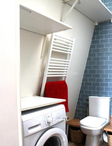 Une vue dégagée et époustouflante, un intérieur optimisé et une belle opportunité aux portes de Paris !
Situé à Bois-Colombes, au 5eme étage, ce studio d'environ 21 m² séduit par sa vue dégagée et panoramique ainsi que son agencement fonctionnel.
La pièce de vie offre un cadre agréable et lumineux dans lequel on se projette facilement. Ici, tout est pensé pour vous simplifier la vie : la cuisine, fonctionnelle et bien agencée, est équipée d’un réfrigérateur, de plaques de cuisson et d’un four, qui resteront dans le logement.
La salle de bains dispose également d’un lave-linge, inclus avec le bien. Côté rangement, un grand placard permet de garder un espace de vie organisé et agréable. Des équipements pratiques qui permettent de s’installer rapidement et de profiter pleinement des lieux.
Les peintures intérieures ont été récemment refaites, un véritable plus pour un premier achat comme pour une mise en location.
Autre atout appréciable : la copropriété dispose d'une cour commune avec jardin et terrasse, dont les copropriétaires peuvent profiter aux beaux jours. 

Les atouts de ce bien :
- Vue panoramique exceptionnelle à couper le souffle et entièrement dégagée.
- Un agencement fonctionnel et optimisé
- Cuisine équipée et fonctionnelle comprenant réfrigérateur, plaques de cuisson et four.
- Un grand placard de rangement.
- Peintures récemment refaites
- Faibles charges de copropriété
- Jardin et terrasse communs 
- Une adresse à Bois-Colombes, dans les Hauts-de-Seine (92), aux portes de Paris
- Proximité des commerces, commodités et transports, facilitant le quotidien.

Un studio fonctionnel,  agréable à vivre et bénéficiant d'une vue époustouflante.
Un bien rare et idéal pour celles et ceux qui recherchent leur premier chez-soi ou souhaitent réaliser un investissement aux portes de Paris.
Véritable coup de cœur à découvrir lors de votre visite !
Contactez-moi pour plus d'informations ou pour organiser une visite.
A bientôt !