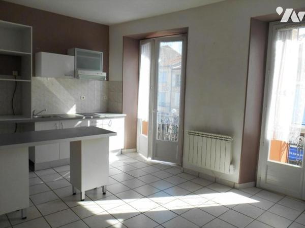 VIC-FEZENSAC, immeuble en centre ville 65m² au sol/ appartement 1er niveau