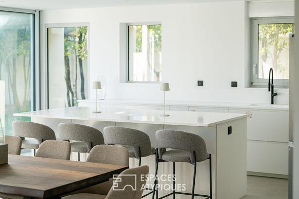 Maison familiale rénovée ouvrant sur jardin et piscine