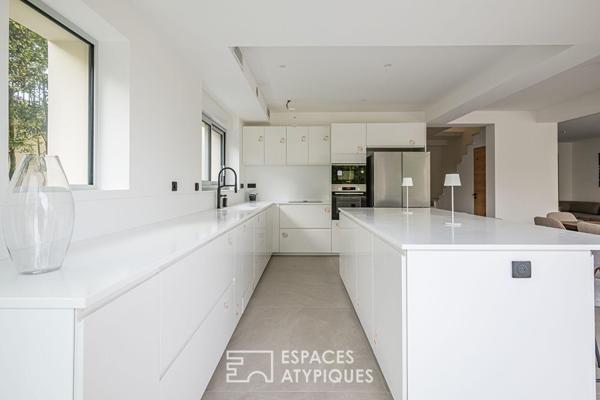 Maison familiale rénovée ouvrant sur jardin et piscine