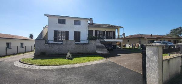 Propriété comprenant 2 maisons pour une superficie bâtie de 300m² sur terrain de 2 200 m²