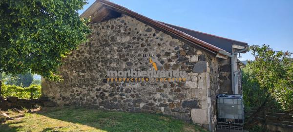 Maison de plain-pied et grange en pierres