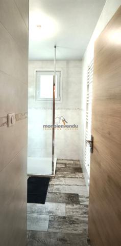 Maison de plain-pied et grange en pierres