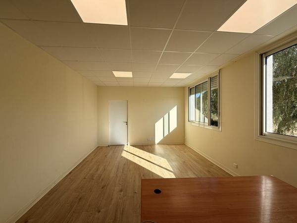 BUREAUX À LOUER 206 M² – POITIERS OUEST – CLIMATISATION, PMR, PARKING