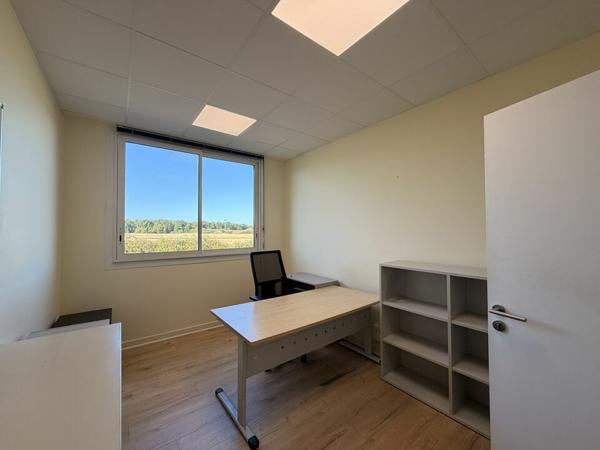 BUREAUX À LOUER 206 M² – POITIERS OUEST – CLIMATISATION, PMR, PARKING