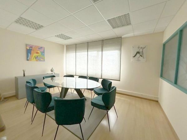 BUREAUX à VENDRE de 938 m²