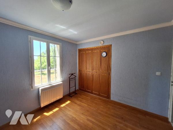 Pavillon de type 7, comprenant 4 chambres, à rafraîchir, situé dans un quartier recherché