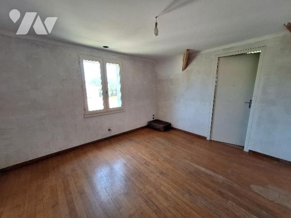 Pavillon de type 7, comprenant 4 chambres, à rafraîchir, situé dans un quartier recherché