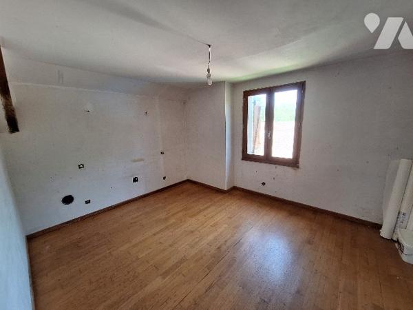 Pavillon de type 7, comprenant 4 chambres, à rafraîchir, situé dans un quartier recherché