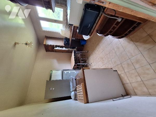 Pavillon de type 7, comprenant 4 chambres, à rafraîchir, situé dans un quartier recherché