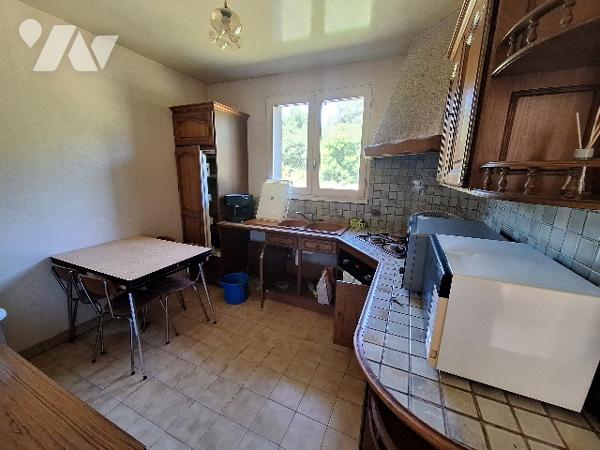 Pavillon de type 7, comprenant 4 chambres, à rafraîchir, situé dans un quartier recherché