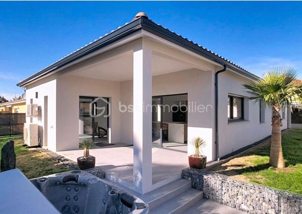 A 8 min de Saint Sulpice, sur la petite commune de Buzet sur Tarn, 
Au cœur d’un quartier calme, cette maison contemporaine de plain-pied, achevée en 2025, séduira par son confort moderne et son ambiance chaleureuse.

Édifiée sur une parcelle entièrement clôturée de 469 m², elle développe une surface habitable d’environ 139 m², parfaitement pensée pour offrir un cadre de vie à la fois fonctionnel et convivial.

Dès l’entrée, un espace accueillant doté de placards intégrés, d’un toilette indépendant et d’une buanderie pratique.
Vous découvrirez ensuite une vaste pièce de vie de 52 m², baignée de lumière grâce à ses larges ouvertures. Cet espace réunit un salon confortable et une belle cuisine à vivre, véritable cœur de la maison, ouvrant directement sur une terrasse intime agrémentée d’un jacuzzi, pour profiter pleinement des moments de détente en extérieur.

L’espace nuit, bien séparé, offre 4 chambres :
Deux d’entre elles disposent de salles d’eau privatives, tandis que la suite parentale bénéficie d’un dressing sur mesure et de sa propre salle d’eau. La troisième chambre, elle possède un placards aménagés et se trouve à coté de la salle de bains principale, équipée d’une baignoire et d’une douche, ainsi qu’un deuxième toilette.

Côté pratique, la maison propose un garage isolé et carrelé d’environ 20 m², ainsi qu’un carport.

Construite selon les normes RT2020, elle bénéficie de prestations haut de gamme :
- Chauffage par climatisation gainable,
- Menuiseries aluminium et volets motorisés,
- Portail électrique
- Isolation performante garantissant un excellent confort thermique et acoustique.

Alliant modernité, confort et tranquillité, cette maison contemporaine saura répondre aux attentes des familles souhaitant s’installer dans un cadre de vie agréable, à proximité de Toulouse (15min) et des commodités principales.