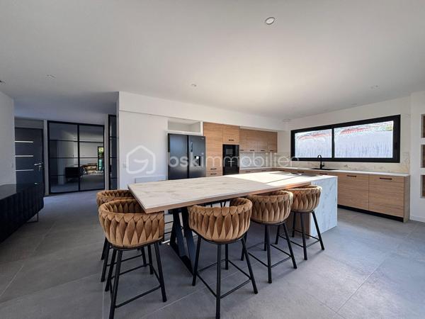 A 8 min de Saint Sulpice, sur la petite commune de Buzet sur Tarn, 
Au cœur d’un quartier calme, cette maison contemporaine de plain-pied, achevée en 2025, séduira par son confort moderne et son ambiance chaleureuse.

Édifiée sur une parcelle entièrement clôturée de 469 m², elle développe une surface habitable d’environ 139 m², parfaitement pensée pour offrir un cadre de vie à la fois fonctionnel et convivial.

Dès l’entrée, un espace accueillant doté de placards intégrés, d’un toilette indépendant et d’une buanderie pratique.
Vous découvrirez ensuite une vaste pièce de vie de 52 m², baignée de lumière grâce à ses larges ouvertures. Cet espace réunit un salon confortable et une belle cuisine à vivre, véritable cœur de la maison, ouvrant directement sur une terrasse intime agrémentée d’un jacuzzi, pour profiter pleinement des moments de détente en extérieur.

L’espace nuit, bien séparé, offre 4 chambres :
Deux d’entre elles disposent de salles d’eau privatives, tandis que la suite parentale bénéficie d’un dressing sur mesure et de sa propre salle d’eau. La troisième chambre, elle possède un placards aménagés et se trouve à coté de la salle de bains principale, équipée d’une baignoire et d’une douche, ainsi qu’un deuxième toilette.

Côté pratique, la maison propose un garage isolé et carrelé d’environ 20 m², ainsi qu’un carport.

Construite selon les normes RT2020, elle bénéficie de prestations haut de gamme :
- Chauffage par climatisation gainable,
- Menuiseries aluminium et volets motorisés,
- Portail électrique
- Isolation performante garantissant un excellent confort thermique et acoustique.

Alliant modernité, confort et tranquillité, cette maison contemporaine saura répondre aux attentes des familles souhaitant s’installer dans un cadre de vie agréable, à proximité de Toulouse (15min) et des commodités principales.