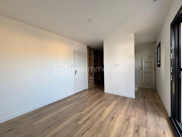 A 8 min de Saint Sulpice, sur la petite commune de Buzet sur Tarn, 
Au cœur d’un quartier calme, cette maison contemporaine de plain-pied, achevée en 2025, séduira par son confort moderne et son ambiance chaleureuse.

Édifiée sur une parcelle entièrement clôturée de 469 m², elle développe une surface habitable d’environ 139 m², parfaitement pensée pour offrir un cadre de vie à la fois fonctionnel et convivial.

Dès l’entrée, un espace accueillant doté de placards intégrés, d’un toilette indépendant et d’une buanderie pratique.
Vous découvrirez ensuite une vaste pièce de vie de 52 m², baignée de lumière grâce à ses larges ouvertures. Cet espace réunit un salon confortable et une belle cuisine à vivre, véritable cœur de la maison, ouvrant directement sur une terrasse intime agrémentée d’un jacuzzi, pour profiter pleinement des moments de détente en extérieur.

L’espace nuit, bien séparé, offre 4 chambres :
Deux d’entre elles disposent de salles d’eau privatives, tandis que la suite parentale bénéficie d’un dressing sur mesure et de sa propre salle d’eau. La troisième chambre, elle possède un placards aménagés et se trouve à coté de la salle de bains principale, équipée d’une baignoire et d’une douche, ainsi qu’un deuxième toilette.

Côté pratique, la maison propose un garage isolé et carrelé d’environ 20 m², ainsi qu’un carport.

Construite selon les normes RT2020, elle bénéficie de prestations haut de gamme :
- Chauffage par climatisation gainable,
- Menuiseries aluminium et volets motorisés,
- Portail électrique
- Isolation performante garantissant un excellent confort thermique et acoustique.

Alliant modernité, confort et tranquillité, cette maison contemporaine saura répondre aux attentes des familles souhaitant s’installer dans un cadre de vie agréable, à proximité de Toulouse (15min) et des commodités principales.