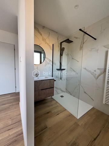 A 8 min de Saint Sulpice, sur la petite commune de Buzet sur Tarn, 
Au cœur d’un quartier calme, cette maison contemporaine de plain-pied, achevée en 2025, séduira par son confort moderne et son ambiance chaleureuse.

Édifiée sur une parcelle entièrement clôturée de 469 m², elle développe une surface habitable d’environ 139 m², parfaitement pensée pour offrir un cadre de vie à la fois fonctionnel et convivial.

Dès l’entrée, un espace accueillant doté de placards intégrés, d’un toilette indépendant et d’une buanderie pratique.
Vous découvrirez ensuite une vaste pièce de vie de 52 m², baignée de lumière grâce à ses larges ouvertures. Cet espace réunit un salon confortable et une belle cuisine à vivre, véritable cœur de la maison, ouvrant directement sur une terrasse intime agrémentée d’un jacuzzi, pour profiter pleinement des moments de détente en extérieur.

L’espace nuit, bien séparé, offre 4 chambres :
Deux d’entre elles disposent de salles d’eau privatives, tandis que la suite parentale bénéficie d’un dressing sur mesure et de sa propre salle d’eau. La troisième chambre, elle possède un placards aménagés et se trouve à coté de la salle de bains principale, équipée d’une baignoire et d’une douche, ainsi qu’un deuxième toilette.

Côté pratique, la maison propose un garage isolé et carrelé d’environ 20 m², ainsi qu’un carport.

Construite selon les normes RT2020, elle bénéficie de prestations haut de gamme :
- Chauffage par climatisation gainable,
- Menuiseries aluminium et volets motorisés,
- Portail électrique
- Isolation performante garantissant un excellent confort thermique et acoustique.

Alliant modernité, confort et tranquillité, cette maison contemporaine saura répondre aux attentes des familles souhaitant s’installer dans un cadre de vie agréable, à proximité de Toulouse (15min) et des commodités principales.