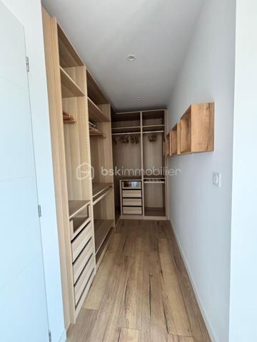 A 8 min de Saint Sulpice, sur la petite commune de Buzet sur Tarn, 
Au cœur d’un quartier calme, cette maison contemporaine de plain-pied, achevée en 2025, séduira par son confort moderne et son ambiance chaleureuse.

Édifiée sur une parcelle entièrement clôturée de 469 m², elle développe une surface habitable d’environ 139 m², parfaitement pensée pour offrir un cadre de vie à la fois fonctionnel et convivial.

Dès l’entrée, un espace accueillant doté de placards intégrés, d’un toilette indépendant et d’une buanderie pratique.
Vous découvrirez ensuite une vaste pièce de vie de 52 m², baignée de lumière grâce à ses larges ouvertures. Cet espace réunit un salon confortable et une belle cuisine à vivre, véritable cœur de la maison, ouvrant directement sur une terrasse intime agrémentée d’un jacuzzi, pour profiter pleinement des moments de détente en extérieur.

L’espace nuit, bien séparé, offre 4 chambres :
Deux d’entre elles disposent de salles d’eau privatives, tandis que la suite parentale bénéficie d’un dressing sur mesure et de sa propre salle d’eau. La troisième chambre, elle possède un placards aménagés et se trouve à coté de la salle de bains principale, équipée d’une baignoire et d’une douche, ainsi qu’un deuxième toilette.

Côté pratique, la maison propose un garage isolé et carrelé d’environ 20 m², ainsi qu’un carport.

Construite selon les normes RT2020, elle bénéficie de prestations haut de gamme :
- Chauffage par climatisation gainable,
- Menuiseries aluminium et volets motorisés,
- Portail électrique
- Isolation performante garantissant un excellent confort thermique et acoustique.

Alliant modernité, confort et tranquillité, cette maison contemporaine saura répondre aux attentes des familles souhaitant s’installer dans un cadre de vie agréable, à proximité de Toulouse (15min) et des commodités principales.