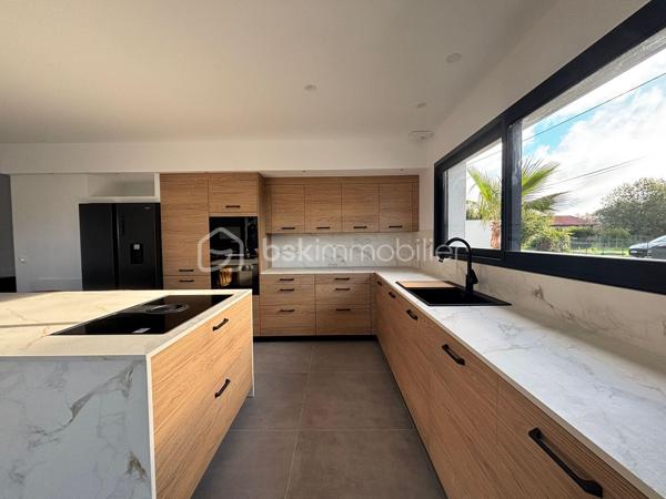 A 8 min de Saint Sulpice, sur la petite commune de Buzet sur Tarn, 
Au cœur d’un quartier calme, cette maison contemporaine de plain-pied, achevée en 2025, séduira par son confort moderne et son ambiance chaleureuse.

Édifiée sur une parcelle entièrement clôturée de 469 m², elle développe une surface habitable d’environ 139 m², parfaitement pensée pour offrir un cadre de vie à la fois fonctionnel et convivial.

Dès l’entrée, un espace accueillant doté de placards intégrés, d’un toilette indépendant et d’une buanderie pratique.
Vous découvrirez ensuite une vaste pièce de vie de 52 m², baignée de lumière grâce à ses larges ouvertures. Cet espace réunit un salon confortable et une belle cuisine à vivre, véritable cœur de la maison, ouvrant directement sur une terrasse intime agrémentée d’un jacuzzi, pour profiter pleinement des moments de détente en extérieur.

L’espace nuit, bien séparé, offre 4 chambres :
Deux d’entre elles disposent de salles d’eau privatives, tandis que la suite parentale bénéficie d’un dressing sur mesure et de sa propre salle d’eau. La troisième chambre, elle possède un placards aménagés et se trouve à coté de la salle de bains principale, équipée d’une baignoire et d’une douche, ainsi qu’un deuxième toilette.

Côté pratique, la maison propose un garage isolé et carrelé d’environ 20 m², ainsi qu’un carport.

Construite selon les normes RT2020, elle bénéficie de prestations haut de gamme :
- Chauffage par climatisation gainable,
- Menuiseries aluminium et volets motorisés,
- Portail électrique
- Isolation performante garantissant un excellent confort thermique et acoustique.

Alliant modernité, confort et tranquillité, cette maison contemporaine saura répondre aux attentes des familles souhaitant s’installer dans un cadre de vie agréable, à proximité de Toulouse (15min) et des commodités principales.