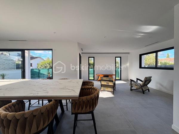 A 8 min de Saint Sulpice, sur la petite commune de Buzet sur Tarn, 
Au cœur d’un quartier calme, cette maison contemporaine de plain-pied, achevée en 2025, séduira par son confort moderne et son ambiance chaleureuse.

Édifiée sur une parcelle entièrement clôturée de 469 m², elle développe une surface habitable d’environ 139 m², parfaitement pensée pour offrir un cadre de vie à la fois fonctionnel et convivial.

Dès l’entrée, un espace accueillant doté de placards intégrés, d’un toilette indépendant et d’une buanderie pratique.
Vous découvrirez ensuite une vaste pièce de vie de 52 m², baignée de lumière grâce à ses larges ouvertures. Cet espace réunit un salon confortable et une belle cuisine à vivre, véritable cœur de la maison, ouvrant directement sur une terrasse intime agrémentée d’un jacuzzi, pour profiter pleinement des moments de détente en extérieur.

L’espace nuit, bien séparé, offre 4 chambres :
Deux d’entre elles disposent de salles d’eau privatives, tandis que la suite parentale bénéficie d’un dressing sur mesure et de sa propre salle d’eau. La troisième chambre, elle possède un placards aménagés et se trouve à coté de la salle de bains principale, équipée d’une baignoire et d’une douche, ainsi qu’un deuxième toilette.

Côté pratique, la maison propose un garage isolé et carrelé d’environ 20 m², ainsi qu’un carport.

Construite selon les normes RT2020, elle bénéficie de prestations haut de gamme :
- Chauffage par climatisation gainable,
- Menuiseries aluminium et volets motorisés,
- Portail électrique
- Isolation performante garantissant un excellent confort thermique et acoustique.

Alliant modernité, confort et tranquillité, cette maison contemporaine saura répondre aux attentes des familles souhaitant s’installer dans un cadre de vie agréable, à proximité de Toulouse (15min) et des commodités principales.