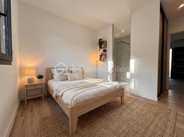 A 8 min de Saint Sulpice, sur la petite commune de Buzet sur Tarn, 
Au cœur d’un quartier calme, cette maison contemporaine de plain-pied, achevée en 2025, séduira par son confort moderne et son ambiance chaleureuse.

Édifiée sur une parcelle entièrement clôturée de 469 m², elle développe une surface habitable d’environ 139 m², parfaitement pensée pour offrir un cadre de vie à la fois fonctionnel et convivial.

Dès l’entrée, un espace accueillant doté de placards intégrés, d’un toilette indépendant et d’une buanderie pratique.
Vous découvrirez ensuite une vaste pièce de vie de 52 m², baignée de lumière grâce à ses larges ouvertures. Cet espace réunit un salon confortable et une belle cuisine à vivre, véritable cœur de la maison, ouvrant directement sur une terrasse intime agrémentée d’un jacuzzi, pour profiter pleinement des moments de détente en extérieur.

L’espace nuit, bien séparé, offre 4 chambres :
Deux d’entre elles disposent de salles d’eau privatives, tandis que la suite parentale bénéficie d’un dressing sur mesure et de sa propre salle d’eau. La troisième chambre, elle possède un placards aménagés et se trouve à coté de la salle de bains principale, équipée d’une baignoire et d’une douche, ainsi qu’un deuxième toilette.

Côté pratique, la maison propose un garage isolé et carrelé d’environ 20 m², ainsi qu’un carport.

Construite selon les normes RT2020, elle bénéficie de prestations haut de gamme :
- Chauffage par climatisation gainable,
- Menuiseries aluminium et volets motorisés,
- Portail électrique
- Isolation performante garantissant un excellent confort thermique et acoustique.

Alliant modernité, confort et tranquillité, cette maison contemporaine saura répondre aux attentes des familles souhaitant s’installer dans un cadre de vie agréable, à proximité de Toulouse (15min) et des commodités principales.