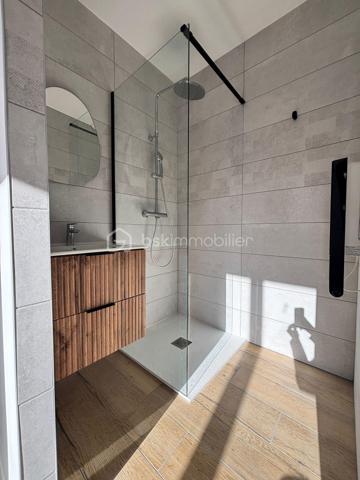 A 8 min de Saint Sulpice, sur la petite commune de Buzet sur Tarn, 
Au cœur d’un quartier calme, cette maison contemporaine de plain-pied, achevée en 2025, séduira par son confort moderne et son ambiance chaleureuse.

Édifiée sur une parcelle entièrement clôturée de 469 m², elle développe une surface habitable d’environ 139 m², parfaitement pensée pour offrir un cadre de vie à la fois fonctionnel et convivial.

Dès l’entrée, un espace accueillant doté de placards intégrés, d’un toilette indépendant et d’une buanderie pratique.
Vous découvrirez ensuite une vaste pièce de vie de 52 m², baignée de lumière grâce à ses larges ouvertures. Cet espace réunit un salon confortable et une belle cuisine à vivre, véritable cœur de la maison, ouvrant directement sur une terrasse intime agrémentée d’un jacuzzi, pour profiter pleinement des moments de détente en extérieur.

L’espace nuit, bien séparé, offre 4 chambres :
Deux d’entre elles disposent de salles d’eau privatives, tandis que la suite parentale bénéficie d’un dressing sur mesure et de sa propre salle d’eau. La troisième chambre, elle possède un placards aménagés et se trouve à coté de la salle de bains principale, équipée d’une baignoire et d’une douche, ainsi qu’un deuxième toilette.

Côté pratique, la maison propose un garage isolé et carrelé d’environ 20 m², ainsi qu’un carport.

Construite selon les normes RT2020, elle bénéficie de prestations haut de gamme :
- Chauffage par climatisation gainable,
- Menuiseries aluminium et volets motorisés,
- Portail électrique
- Isolation performante garantissant un excellent confort thermique et acoustique.

Alliant modernité, confort et tranquillité, cette maison contemporaine saura répondre aux attentes des familles souhaitant s’installer dans un cadre de vie agréable, à proximité de Toulouse (15min) et des commodités principales.