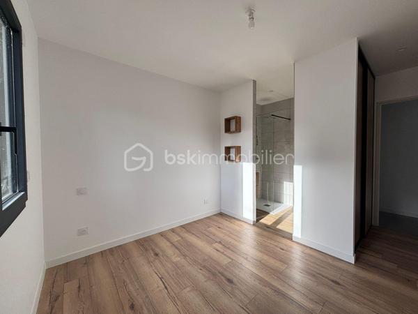 A 8 min de Saint Sulpice, sur la petite commune de Buzet sur Tarn, 
Au cœur d’un quartier calme, cette maison contemporaine de plain-pied, achevée en 2025, séduira par son confort moderne et son ambiance chaleureuse.

Édifiée sur une parcelle entièrement clôturée de 469 m², elle développe une surface habitable d’environ 139 m², parfaitement pensée pour offrir un cadre de vie à la fois fonctionnel et convivial.

Dès l’entrée, un espace accueillant doté de placards intégrés, d’un toilette indépendant et d’une buanderie pratique.
Vous découvrirez ensuite une vaste pièce de vie de 52 m², baignée de lumière grâce à ses larges ouvertures. Cet espace réunit un salon confortable et une belle cuisine à vivre, véritable cœur de la maison, ouvrant directement sur une terrasse intime agrémentée d’un jacuzzi, pour profiter pleinement des moments de détente en extérieur.

L’espace nuit, bien séparé, offre 4 chambres :
Deux d’entre elles disposent de salles d’eau privatives, tandis que la suite parentale bénéficie d’un dressing sur mesure et de sa propre salle d’eau. La troisième chambre, elle possède un placards aménagés et se trouve à coté de la salle de bains principale, équipée d’une baignoire et d’une douche, ainsi qu’un deuxième toilette.

Côté pratique, la maison propose un garage isolé et carrelé d’environ 20 m², ainsi qu’un carport.

Construite selon les normes RT2020, elle bénéficie de prestations haut de gamme :
- Chauffage par climatisation gainable,
- Menuiseries aluminium et volets motorisés,
- Portail électrique
- Isolation performante garantissant un excellent confort thermique et acoustique.

Alliant modernité, confort et tranquillité, cette maison contemporaine saura répondre aux attentes des familles souhaitant s’installer dans un cadre de vie agréable, à proximité de Toulouse (15min) et des commodités principales.