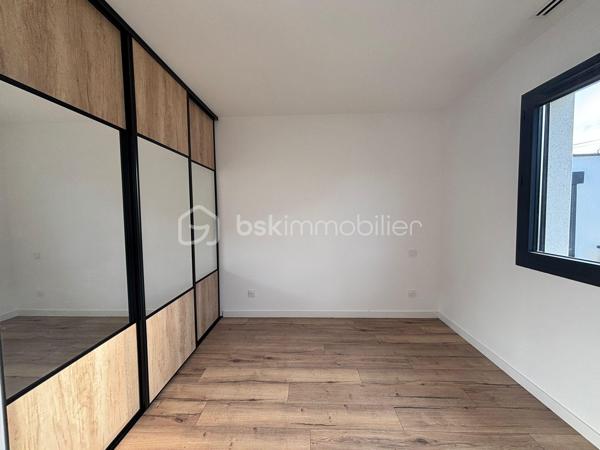 A 8 min de Saint Sulpice, sur la petite commune de Buzet sur Tarn, 
Au cœur d’un quartier calme, cette maison contemporaine de plain-pied, achevée en 2025, séduira par son confort moderne et son ambiance chaleureuse.

Édifiée sur une parcelle entièrement clôturée de 469 m², elle développe une surface habitable d’environ 139 m², parfaitement pensée pour offrir un cadre de vie à la fois fonctionnel et convivial.

Dès l’entrée, un espace accueillant doté de placards intégrés, d’un toilette indépendant et d’une buanderie pratique.
Vous découvrirez ensuite une vaste pièce de vie de 52 m², baignée de lumière grâce à ses larges ouvertures. Cet espace réunit un salon confortable et une belle cuisine à vivre, véritable cœur de la maison, ouvrant directement sur une terrasse intime agrémentée d’un jacuzzi, pour profiter pleinement des moments de détente en extérieur.

L’espace nuit, bien séparé, offre 4 chambres :
Deux d’entre elles disposent de salles d’eau privatives, tandis que la suite parentale bénéficie d’un dressing sur mesure et de sa propre salle d’eau. La troisième chambre, elle possède un placards aménagés et se trouve à coté de la salle de bains principale, équipée d’une baignoire et d’une douche, ainsi qu’un deuxième toilette.

Côté pratique, la maison propose un garage isolé et carrelé d’environ 20 m², ainsi qu’un carport.

Construite selon les normes RT2020, elle bénéficie de prestations haut de gamme :
- Chauffage par climatisation gainable,
- Menuiseries aluminium et volets motorisés,
- Portail électrique
- Isolation performante garantissant un excellent confort thermique et acoustique.

Alliant modernité, confort et tranquillité, cette maison contemporaine saura répondre aux attentes des familles souhaitant s’installer dans un cadre de vie agréable, à proximité de Toulouse (15min) et des commodités principales.