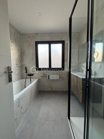 A 8 min de Saint Sulpice, sur la petite commune de Buzet sur Tarn, 
Au cœur d’un quartier calme, cette maison contemporaine de plain-pied, achevée en 2025, séduira par son confort moderne et son ambiance chaleureuse.

Édifiée sur une parcelle entièrement clôturée de 469 m², elle développe une surface habitable d’environ 139 m², parfaitement pensée pour offrir un cadre de vie à la fois fonctionnel et convivial.

Dès l’entrée, un espace accueillant doté de placards intégrés, d’un toilette indépendant et d’une buanderie pratique.
Vous découvrirez ensuite une vaste pièce de vie de 52 m², baignée de lumière grâce à ses larges ouvertures. Cet espace réunit un salon confortable et une belle cuisine à vivre, véritable cœur de la maison, ouvrant directement sur une terrasse intime agrémentée d’un jacuzzi, pour profiter pleinement des moments de détente en extérieur.

L’espace nuit, bien séparé, offre 4 chambres :
Deux d’entre elles disposent de salles d’eau privatives, tandis que la suite parentale bénéficie d’un dressing sur mesure et de sa propre salle d’eau. La troisième chambre, elle possède un placards aménagés et se trouve à coté de la salle de bains principale, équipée d’une baignoire et d’une douche, ainsi qu’un deuxième toilette.

Côté pratique, la maison propose un garage isolé et carrelé d’environ 20 m², ainsi qu’un carport.

Construite selon les normes RT2020, elle bénéficie de prestations haut de gamme :
- Chauffage par climatisation gainable,
- Menuiseries aluminium et volets motorisés,
- Portail électrique
- Isolation performante garantissant un excellent confort thermique et acoustique.

Alliant modernité, confort et tranquillité, cette maison contemporaine saura répondre aux attentes des familles souhaitant s’installer dans un cadre de vie agréable, à proximité de Toulouse (15min) et des commodités principales.