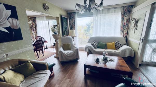 Appartement avec balcons à Laval