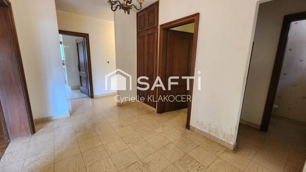 Maison familiale de 121 m² avec 3 chambres.