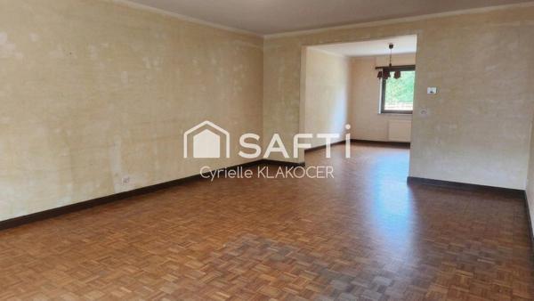 Maison familiale de 121 m² avec 3 chambres.