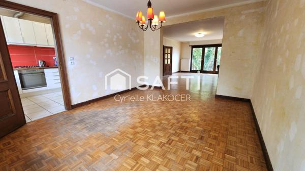 Maison familiale de 121 m² avec 3 chambres.