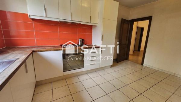 Maison familiale de 121 m² avec 3 chambres.