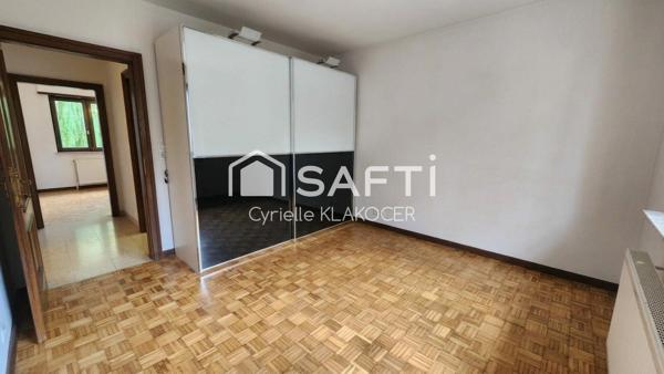 Maison familiale de 121 m² avec 3 chambres.