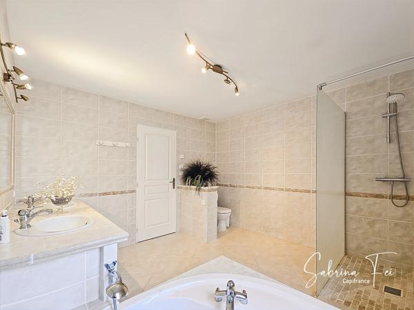 MAISON FAMILIALE DE PLUS DE 165 M² – QUARTIER RÉSIDENTIEL RECHERCHÉ – CALME ABSOLU – SANS VIS-À-VIS – EXPOSITION SUD – PISCINE