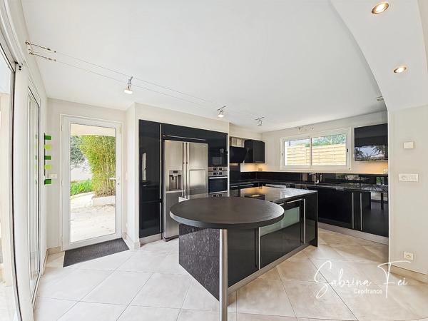 MAISON FAMILIALE DE PLUS DE 165 M² – QUARTIER RÉSIDENTIEL RECHERCHÉ – CALME ABSOLU – SANS VIS-À-VIS – EXPOSITION SUD – PISCINE