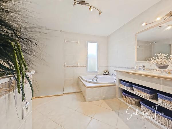 MAISON FAMILIALE DE PLUS DE 165 M² – QUARTIER RÉSIDENTIEL RECHERCHÉ – CALME ABSOLU – SANS VIS-À-VIS – EXPOSITION SUD – PISCINE