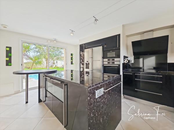MAISON FAMILIALE DE PLUS DE 165 M² – QUARTIER RÉSIDENTIEL RECHERCHÉ – CALME ABSOLU – SANS VIS-À-VIS – EXPOSITION SUD – PISCINE