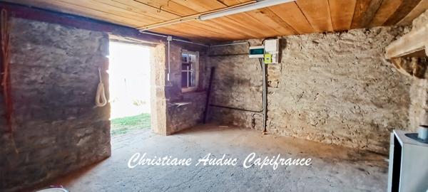 5 minutes de Génelard, au calme, maison en pierre, de plain-pied, rénovée en 2025, de 118.50 m², 135 m² de grenier aménageable, sur terrain de 2 161 m²