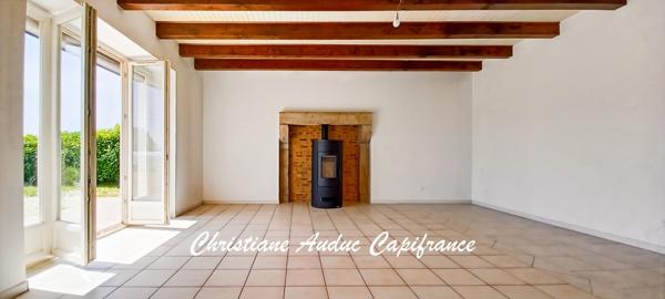 5 minutes de Génelard, au calme, maison en pierre, de plain-pied, rénovée en 2025, de 118.50 m², 135 m² de grenier aménageable, sur terrain de 2 161 m²