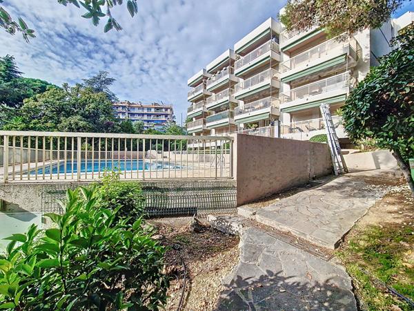 2 pièces terrasse piscine parking