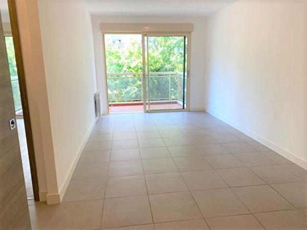 2 pièces terrasse piscine parking