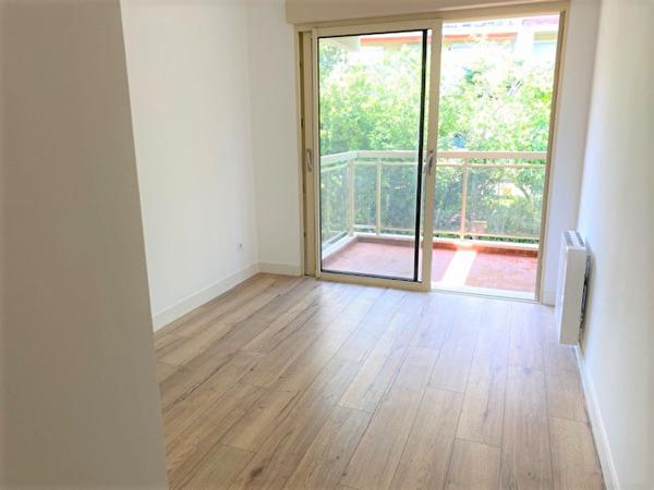 2 pièces terrasse piscine parking