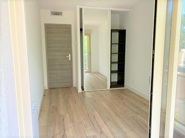 2 pièces terrasse piscine parking