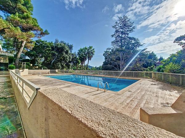 2 pièces terrasse piscine parking